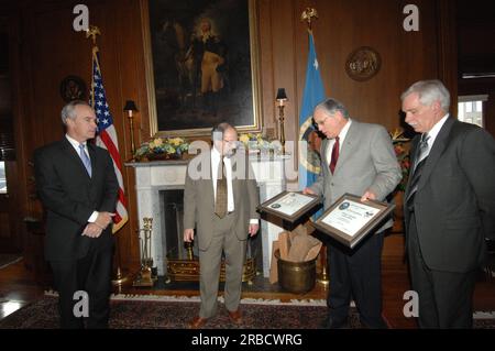 Evento di firma del memorandum d'intesa sull'agricoltura interna e attività correlate presso gli interni principali, con il segretario degli interni Dirk Kempthorne e il segretario dell'agricoltura ed Schafer a capo del procedimento Foto Stock