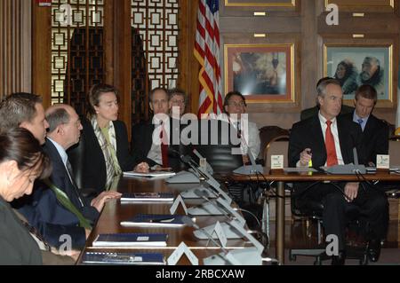 Riunione della Commissione per la conservazione degli uccelli migratori, ospitata dal segretario Dirk Kempthorne presso Main Interior Foto Stock