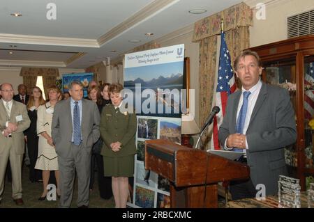 Cerimonia di premiazione del 2008 Harry Yount Ranger Award a Gary Moses, il Lake McDonald Sub-District Ranger al Glacier National Park, con la direttrice del National Park Service Mary Bomar, assistente segretario per Fish and Wildlife and Parks R. Lyle Laverty, Jr., E il capo americano della Unilever Corporation, Kevin Havelock, tra i dignitari a portata di mano al Main Interior Foto Stock