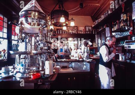 Parigi, Francia, People Sharing drinks all'interno del tradizionale Cafe francese, 'Brasserie Ile Saint Louis' Foto Stock