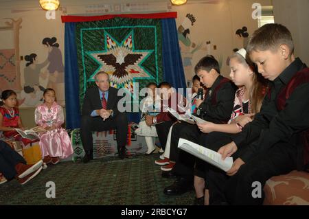 Evento di lancio al Main Interior per il programma di lettura e miglioramento delle competenze matematiche del Bureau of Indian Education 'BIE READS', con il segretario Dirk Kempthorne che si unisce all'assistente segretario per gli affari indiani Carl Artman e il direttore ad interim del Bureau of Indian Education Kevin Skenandore, tra gli altri funzionari, Insieme a studenti e docenti delle scuole finanziate dal Bureau of Indian Education nella riserva indiana di Puyallup a Washington, il Jemez Pueblo nel nuovo Messico e la riserva indiana Alamo Navajo nel nuovo Messico Foto Stock