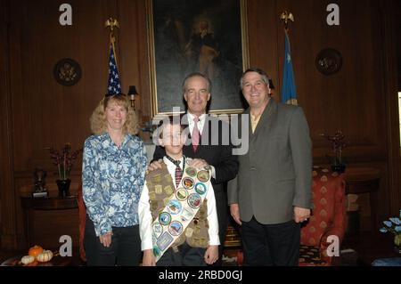 Il segretario Dirk Kempthorne riceve una visita al Main Interior dal partecipante del National Park Service Junior Ranger Program, che ha mostrato i suoi numerosi distintivi e patch per il segretario e direttore del National Park Service Mary Bomar Foto Stock