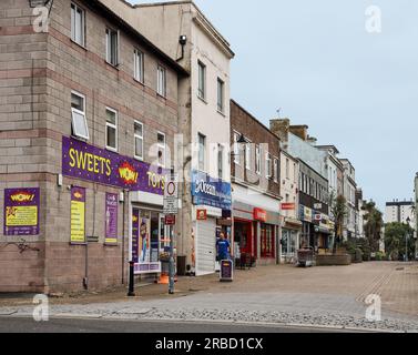 Mentre Marlborough Street di Devonport ha visto giorni migliori, la strada principale dello shopping locale può vantare un negozio islandese e un Morrison's amostacola la sua indep Foto Stock