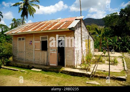 Classica casa caraibica in legno. Repubblica Dominicana. Foto Stock