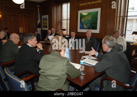 Il segretario Dirk Kempthorne si unisce al direttore del servizio del Parco Nazionale Mary Bomar, assistente segretario per il pesce e la fauna selvatica e i parchi R. Lyle Laverty Jr., E funzionari della National Park Foundation e di altre organizzazioni no-profit per una conferenza chiamata per discutere l'imminente annuncio dell'elenco finale dei progetti National Park Centennial Challenge che saranno finanziati nel 2008. La sfida è l'elemento di abbinamento pubblico-privato del President's National Park Centennial Initiative, progettato per preparare il sistema del Parco Nazionale per un altro secolo di conservazione e conservazione nel tempo Foto Stock