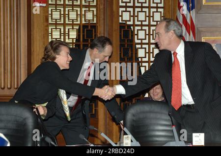 Riunione della Commissione per la conservazione degli uccelli migratori, ospitata dal segretario Dirk Kempthorne presso Main Interior Foto Stock