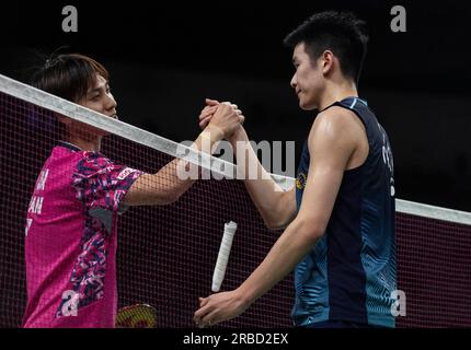 Calgary, Canada. 8 luglio 2023. Li Shifeng (R) della Cina saluta il giapponese Naraoka Kodai dopo le semifinali del singolare maschile al Canada Open badminton Tourment 2023 a Calgary, Canada, l'8 luglio 2023. Crediti: Zou Zheng/Xinhua/Alamy Live News Foto Stock