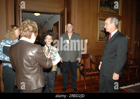 Il segretario Dirk Kempthorne riceve una visita al Main Interior dal partecipante del National Park Service Junior Ranger Program, che ha mostrato i suoi numerosi distintivi e patch per il segretario e direttore del National Park Service Mary Bomar Foto Stock