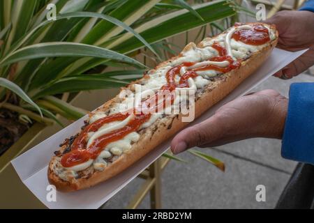 scopri il gusto della polonia con un appetitoso zapiekanka, un panino caldo su mezza baguette, abbondantemente riempito con vari condimenti, che offre una Foto Stock