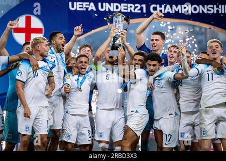 Batumi, Georgia. 8 luglio 2023. BATUMI, GEORGIA - 8 LUGLIO: Emile Smith Rowe, Levi Colwill, Max Aarons, Taylor Harwood-Bellis, Morgan Gibbs-White, Curtis Jones, Anthony Gordon festeggiano con trofeo dopo la vittoria durante la partita finale di UEFA Under-21 Euro 2023 tra Inghilterra e Spagna l'8 luglio 2023 all'Adjarabet Arena di Batumi, Georgia. Foto di Sebastian Frej Credit: Sebo47/Alamy Live News Foto Stock