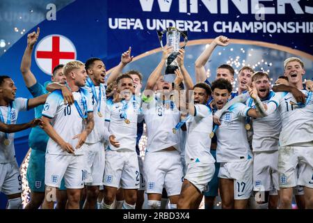 Batumi, Georgia. 8 luglio 2023. BATUMI, GEORGIA - 8 LUGLIO: Emile Smith Rowe, Levi Colwill, Max Aarons, Taylor Harwood-Bellis, Morgan Gibbs-White, Curtis Jones, Anthony Gordon festeggiano con trofeo dopo la vittoria durante la partita finale di UEFA Under-21 Euro 2023 tra Inghilterra e Spagna l'8 luglio 2023 all'Adjarabet Arena di Batumi, Georgia. Foto di Sebastian Frej Credit: Sebo47/Alamy Live News Foto Stock