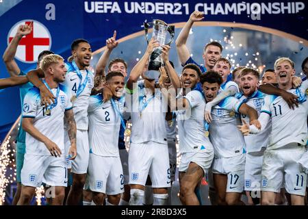 Batumi, Georgia. 8 luglio 2023. BATUMI, GEORGIA - 8 LUGLIO: Emile Smith Rowe, Levi Colwill, Max Aarons, Taylor Harwood-Bellis, Morgan Gibbs-White, Curtis Jones, Anthony Gordon festeggiano con trofeo dopo la vittoria durante la partita finale di UEFA Under-21 Euro 2023 tra Inghilterra e Spagna l'8 luglio 2023 all'Adjarabet Arena di Batumi, Georgia. Foto di Sebastian Frej Credit: Sebo47/Alamy Live News Foto Stock