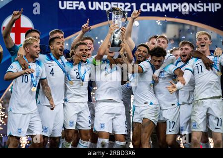 Batumi, Georgia. 8 luglio 2023. BATUMI, GEORGIA - 8 LUGLIO: Emile Smith Rowe, Levi Colwill, Max Aarons, Taylor Harwood-Bellis, Morgan Gibbs-White, Curtis Jones, Anthony Gordon festeggiano con trofeo dopo la vittoria durante la partita finale di UEFA Under-21 Euro 2023 tra Inghilterra e Spagna l'8 luglio 2023 all'Adjarabet Arena di Batumi, Georgia. Foto di Sebastian Frej Credit: Sebo47/Alamy Live News Foto Stock