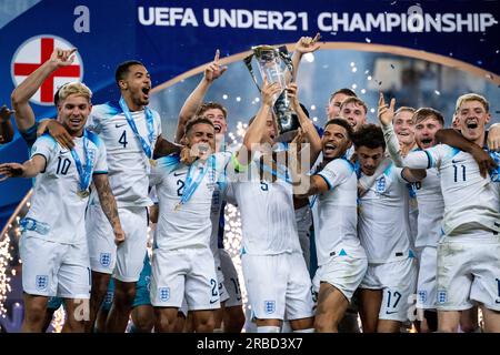 Batumi, Georgia. 8 luglio 2023. BATUMI, GEORGIA - 8 LUGLIO: Emile Smith Rowe, Levi Colwill, Max Aarons, Taylor Harwood-Bellis, Morgan Gibbs-White, Curtis Jones, Anthony Gordon festeggiano con trofeo dopo la vittoria durante la partita finale di UEFA Under-21 Euro 2023 tra Inghilterra e Spagna l'8 luglio 2023 all'Adjarabet Arena di Batumi, Georgia. Foto di Sebastian Frej Credit: Sebo47/Alamy Live News Foto Stock