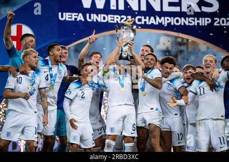 Batumi, Georgia. 8 luglio 2023. BATUMI, GEORGIA - 8 LUGLIO: Emile Smith Rowe, Levi Colwill, Max Aarons, Taylor Harwood-Bellis, Morgan Gibbs-White, Curtis Jones, Anthony Gordon festeggiano con trofeo dopo la vittoria durante la partita finale di UEFA Under-21 Euro 2023 tra Inghilterra e Spagna l'8 luglio 2023 all'Adjarabet Arena di Batumi, Georgia. Foto di Sebastian Frej Credit: Sebo47/Alamy Live News Foto Stock