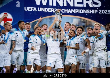 Batumi, Georgia. 8 luglio 2023. BATUMI, GEORGIA - 8 LUGLIO: Emile Smith Rowe, Levi Colwill, Max Aarons, Taylor Harwood-Bellis, Morgan Gibbs-White, Curtis Jones, Anthony Gordon festeggiano con trofeo dopo la vittoria durante la partita finale di UEFA Under-21 Euro 2023 tra Inghilterra e Spagna l'8 luglio 2023 all'Adjarabet Arena di Batumi, Georgia. Foto di Sebastian Frej Credit: Sebo47/Alamy Live News Foto Stock