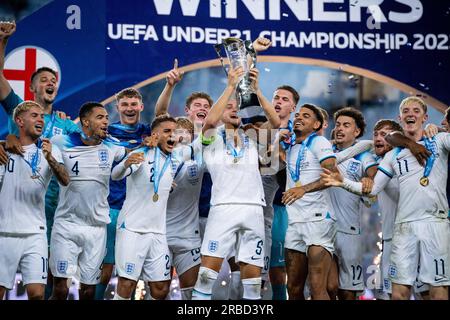 Batumi, Georgia. 8 luglio 2023. BATUMI, GEORGIA - 8 LUGLIO: Emile Smith Rowe, Levi Colwill, Max Aarons, Taylor Harwood-Bellis, Morgan Gibbs-White, Curtis Jones, Anthony Gordon festeggiano con trofeo dopo la vittoria durante la partita finale di UEFA Under-21 Euro 2023 tra Inghilterra e Spagna l'8 luglio 2023 all'Adjarabet Arena di Batumi, Georgia. Foto di Sebastian Frej Credit: Sebo47/Alamy Live News Foto Stock