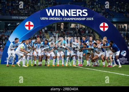 Batumi, Georgia. 8 luglio 2023. BATUMI, GEORGIA - 8 LUGLIO: Il capitano inglese Taylor Harwood-Bellis porta il trofeo ai suoi compagni di squadra, James Garner, Angel Gomes, Cameron Archer, Emile Smith Rowe, Levi Colwill, Max Aarons, Harvey Elliott, Noni Madueke, Cole Palmer, Morgan Gibbs-White, Curtis Jones, Anthony Gordon, Ben Johnson, James Trafford, Jarrad Branthwaite, Jarrad Branthwaite dopo la vittoria durante la partita finale di UEFA Under-21 Euro 2023 tra Inghilterra e Spagna l'8 luglio 2023 all'Adjarabet Arena di Batumi, Georgia. Foto di Sebastian Frej Credit: Sebo47/Alamy Live News Foto Stock