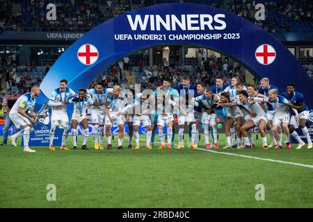 Batumi, Georgia. 8 luglio 2023. BATUMI, GEORGIA - 8 LUGLIO: Il capitano inglese Taylor Harwood-Bellis porta il trofeo ai suoi compagni di squadra, James Garner, Angel Gomes, Cameron Archer, Emile Smith Rowe, Levi Colwill, Max Aarons, Harvey Elliott, Noni Madueke, Cole Palmer, Morgan Gibbs-White, Curtis Jones, Anthony Gordon, Ben Johnson, James Trafford, Jarrad Branthwaite, Jarrad Branthwaite dopo la vittoria durante la partita finale di UEFA Under-21 Euro 2023 tra Inghilterra e Spagna l'8 luglio 2023 all'Adjarabet Arena di Batumi, Georgia. Foto di Sebastian Frej Credit: Sebo47/Alamy Live News Foto Stock