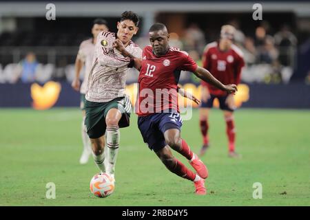 Arlington, Texas, USA. 8 luglio 2023. Il messicano EDSON ALVAREZ (4) e il costaricano JOEL CAMPBELL (12) si scontrano per il pallone durante i quarti di finale della Gold Cup la sera del giorno di sabato allo stadio AT&T di Arlington, Texas. (Immagine di credito: © Brian McLean/ZUMA Press Wire) SOLO USO EDITORIALE! Non per USO commerciale! Crediti: ZUMA Press, Inc./Alamy Live News Foto Stock