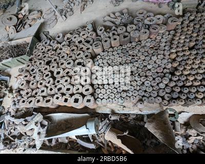 Le mine terrestri inesplose e le bombe a grappolo sono state recuperate in tutta la Cambogia dopo la guerra, ora ambientate nel Museo delle mine terrestri di Siem Reap, Cambogia, enorme amo Foto Stock