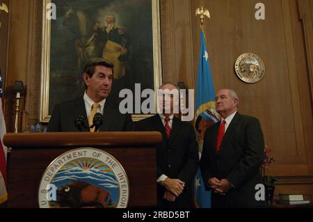 Riunione e conferenza stampa, ospitata dal segretario Dirk Kempthorne presso Main Interior, sulle questioni idriche interstatali derivanti dalla siccità che colpisce il sud-est degli Stati Uniti, con il segretario raggiunto dal governatore dell'Alabama Bob Riley, dal governatore della Georgia Sonny Perdue, dal governatore della Florida Charlie Crist, dal presidente del Consiglio della Casa Bianca sulla qualità ambientale James Connaughton, E il comandante degli Stati Uniti Corpo degli ingegneri dell'esercito, tenente generale Robert Van Antwerp Foto Stock