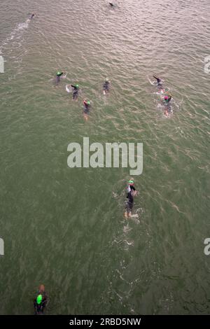 Eastbourne, East Sussex, Regno Unito. 9 luglio 2023. I concorrenti prendono parte all'Ironbourne Ultra Triathlon Eastbourne. I concorrenti nuotano per 2,4 chilometri in bicicletta per 112 chilometri e corrono per 26,2 chilometri in totale per 140,6 chilometri in uno degli eventi di Triathlon più duri del Regno Unito. Eastbourne, East Sussex, Regno Unito. Credito: Reppans/Alamy Live News Foto Stock