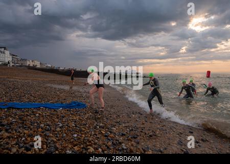 Eastbourne, East Sussex, Regno Unito. 9 luglio 2023. I concorrenti prendono parte all'Ironbourne Ultra Triathlon Eastbourne. I concorrenti nuotano per 2,4 chilometri in bicicletta per 112 chilometri e corrono per 26,2 chilometri in totale per 140,6 chilometri in uno degli eventi di Triathlon più duri del Regno Unito. Eastbourne, East Sussex, Regno Unito. Credito: Reppans/Alamy Live News Foto Stock