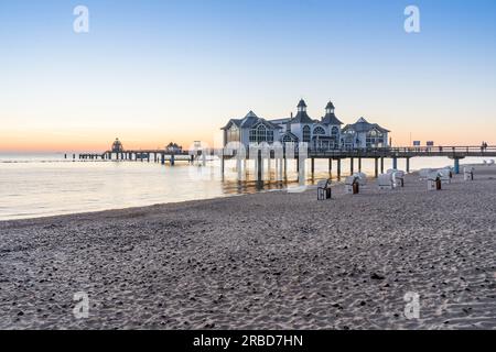 L'incantevole alba a Seebrücke Sellin auf Rügen, un affascinante molo sul Mar Baltico, che offre una bellezza e tranquillità serene. Foto Stock