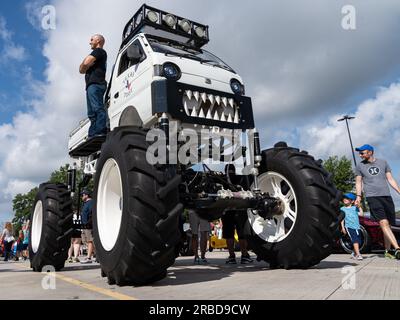 Texas, Stati Uniti. 8 luglio 2023. Il proprietario del campione del 2022 'Texas Toot' posa con il suo camion per una foto al 2023 Hot Wheels Legends Tour a Tomball, Texas, negli Stati Uniti, l'8 luglio 2023. Oltre un centinaio di auto dal design esclusivo e di ispirazione creativa sono state esposte al salone creativo. Crediti: Chen Chen/Xinhua/Alamy Live News Foto Stock