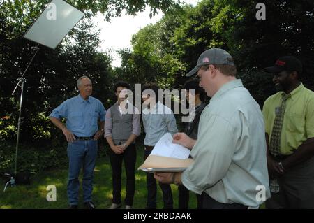 Il segretario Dirk Kempthorne e gli assistenti si uniscono alle star della musica pop, i Jonas Brothers, Kevin, Joe e Nick, per lavorare sul video del Public Service Announcement (PSA), girato sul White House South Lawn, promuovendo la campagna "Get Outdoors, IT's Yours" Foto Stock