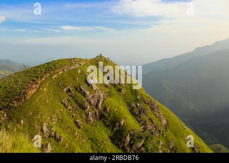 Bellissime foto della vetta del piccolo Adamo, Ella, Sri Lanka. Little Addams Peak si trova a Ella, Sri Lanka, Get's The Name by IT's Similar Shape a Addam Foto Stock