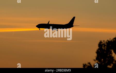 Foto del file datata 18/06/2019 di un'immagine generica di un aereo in arrivo per atterrare all'aeroporto John Lennon di Liverpool. Un servizio che aiuta le persone a trovare un'assicurazione adeguata e conveniente ha gestito quasi il doppio del numero di richieste da parte dei call center lo scorso anno rispetto a quelle trattate dieci anni prima, secondo i broker. Data di emissione: Domenica 9 luglio 2023. Foto Stock