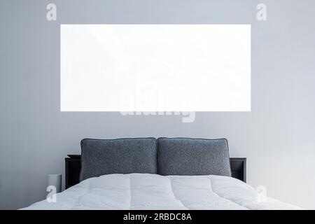 camera da letto in stile moderno con proiettore Foto stock - Alamy