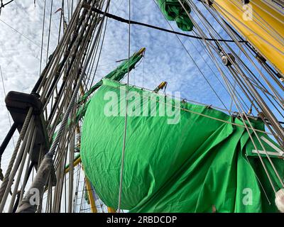 06/24/2023 Kiel Germania: Parata di windjammer del marinaio Alexander von Humboldt 2 Foto Stock