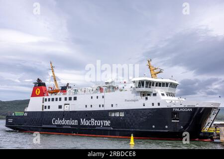 argyll & Bute, Regno Unito. 8 luglio 2023 nella foto: Il MV Finlaggan, un traghetto passeggeri operato da CalMac ormeggiato al terminal dei traghetti di Kennacraig in Foto Stock