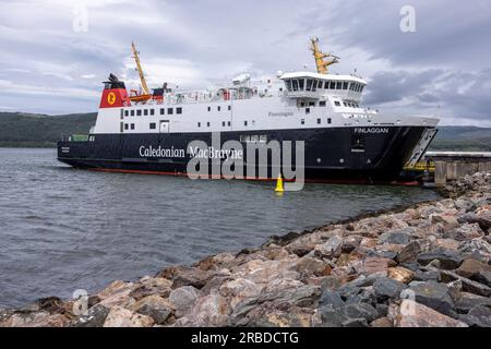 argyll & Bute, Regno Unito. 8 luglio 2023 nella foto: Il MV Finlaggan, un traghetto passeggeri operato da CalMac ormeggiato al terminal dei traghetti di Kennacraig in Foto Stock