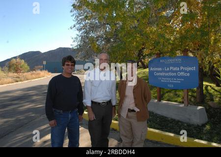 Visita del segretario Dirk Kempthorne a Durango, Colorado, per la partecipazione alle cerimonie che segnano il quasi completamento delle caratteristiche principali del progetto Animas-la Plata del Bureau of Reclamation, tra cui la costruzione della diga del bacino di Ridges e delle strutture di lancio del bacino di Basin Creek, l'impianto di pompaggio Durango e il condotto di insenatura del bacino di Ridges. All'evento si unirono il segretario Kempthorne, l'avvocato degli interni David Bernhardt, il Commissario del Bureau of Reclamation Robert Johnson, il senatore del Colorado e futuro segretario degli interni Ken Salazar, il governatore del Colorado Bill Ritter, il presidente Clement Frost della Southern U Foto Stock