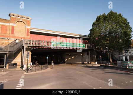 Indicazioni stradali e direzione sopra Kennington Lane fuori Vauxhall Station, Vauxhall, Londra, Inghilterra, Regno Unito Foto Stock