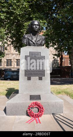 Statua commemorativa di Violette Szabo, e membri del SOE, sull'Albert Embankment, Lambeth, Londra, Inghilterra, Regno Unito Foto Stock