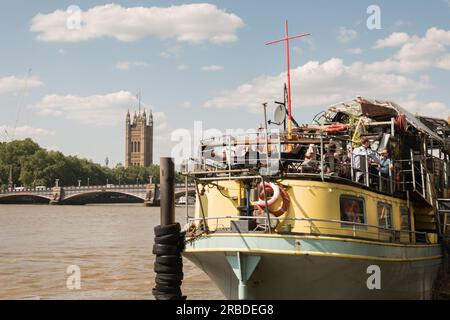 Tamesis Dock, pub galleggiante, Albert Embankment, Londra, SE1, Inghilterra, REGNO UNITO Foto Stock