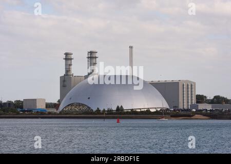 La gigantesca cupola d'argento vicino a Southampton è un impianto per la gestione dei rifiuti Foto Stock