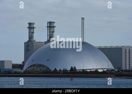 La gigantesca cupola d'argento vicino a Southampton è un impianto per la gestione dei rifiuti Foto Stock