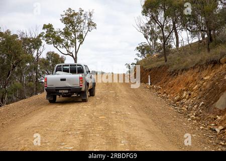 Pista da bridle NSW tra Bathurst e Hill End, veicolo Mazda che guida lungo la pista a trazione integrale, New South Wales, Australia, inverno 2023 Foto Stock