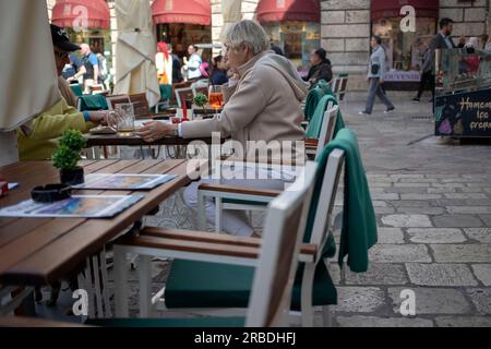 Montenegro, 13 aprile 2023: Un ristorante all'aperto nella città vecchia di Cattaro Foto Stock