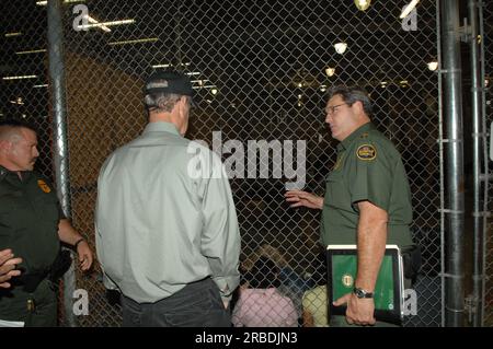 Visita del segretario Dirk Kempthorne alla contea di Pima, l'area di confine dell'Arizona con il Messico, dove si unì agli Stati Uniti Personale addetto alle dogane e alla protezione delle frontiere per riunioni, tour, voli, ispezioni Foto Stock