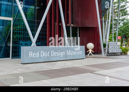 Red Dot Design Museum lungo la Marina Bay Waterfront Promenade, Singapore Foto Stock