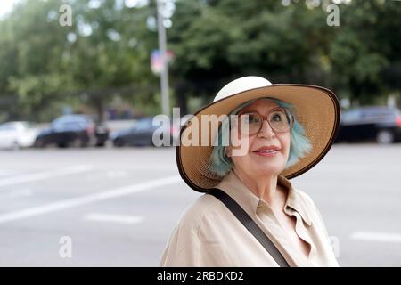 donna anziana turista in città Foto Stock