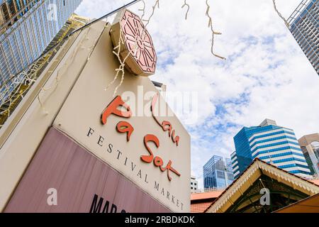 Cartello del Lau Pa Sat Hawker Center, un punto di riferimento nel quartiere centrale degli affari del Downtown Core, Singapore Foto Stock