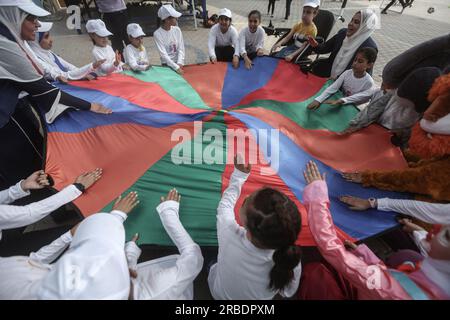 Jabalya, territori palestinesi. 9 luglio 2023. I bambini palestinesi partecipano a un programma di attività estive di quattro settimane organizzato dall'Agenzia delle Nazioni Unite per il soccorso e l'occupazione dei rifugiati palestinesi (UNRWA) in 83 scuole. Credito: Mohammed Talatene/dpa/Alamy Live News Foto Stock